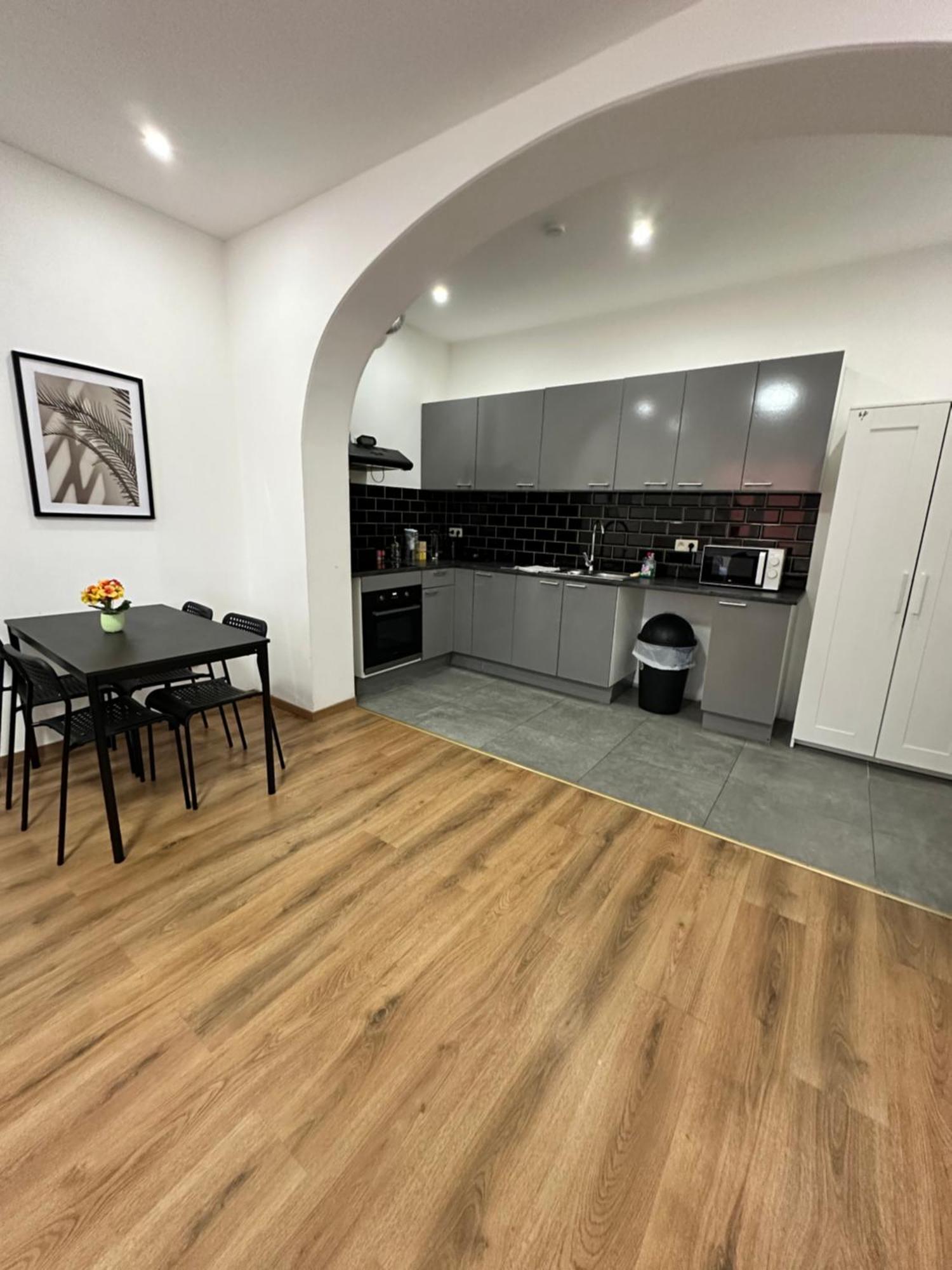 Ideal Near Gare Du Midi Gasthof *